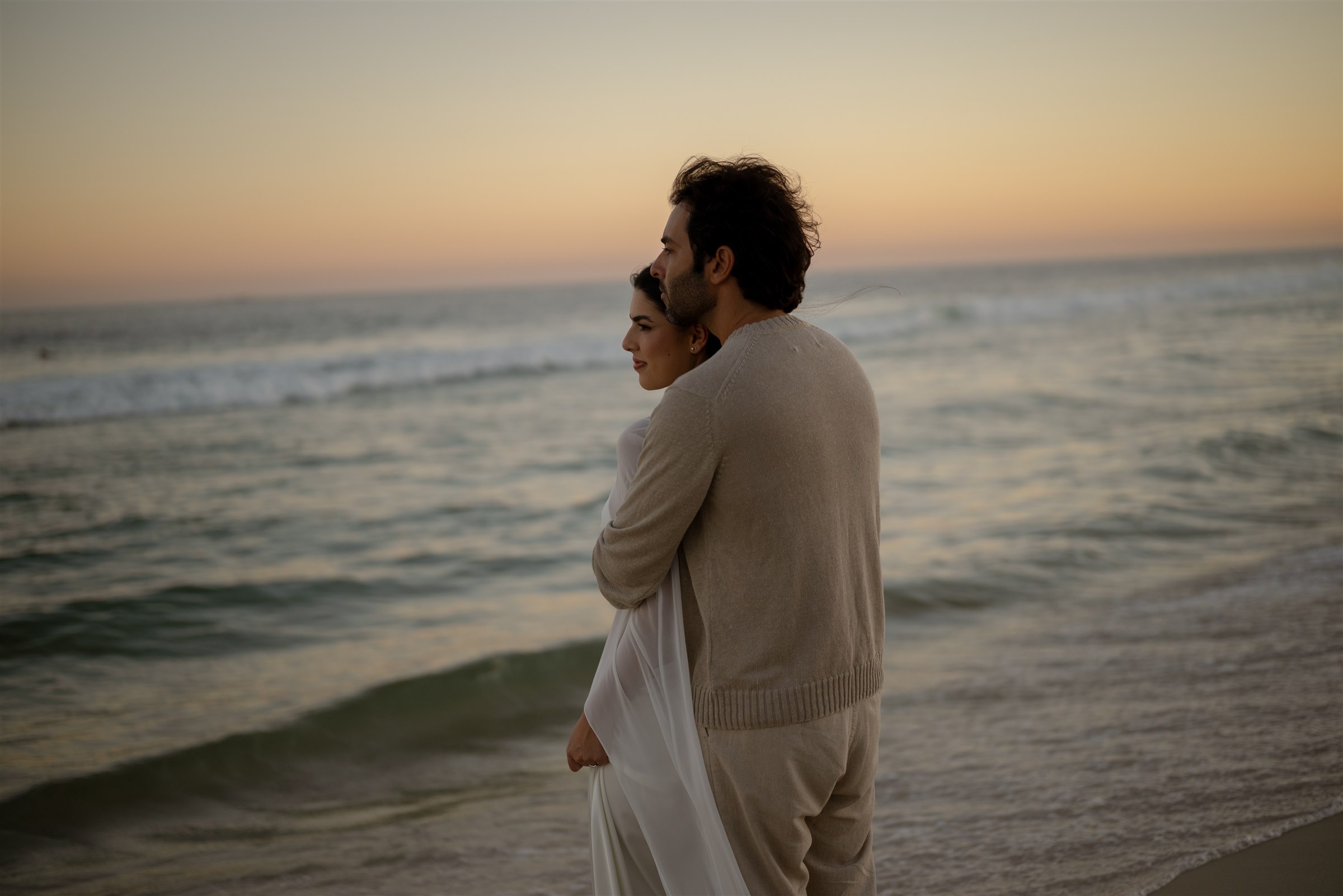 Julia e Guilherme abraçados na praia